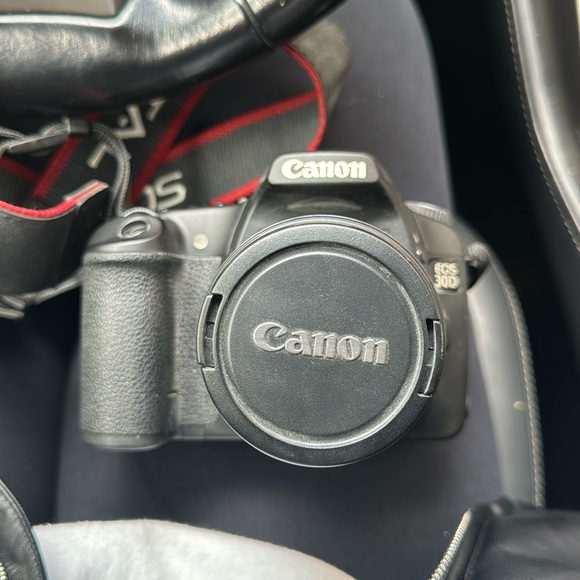 Canon EOS 30D for sale, barely used. Will need a new battery - Picture 1 of 4